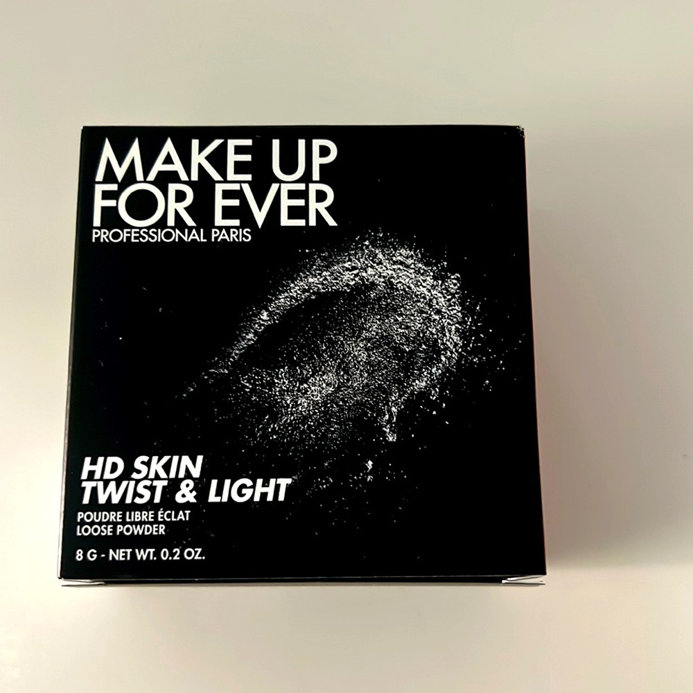 MAKE UP FOR EVER
HD SKIN TWIST & LIGHT 24HR Luminous Finishing Powder-1.0 light